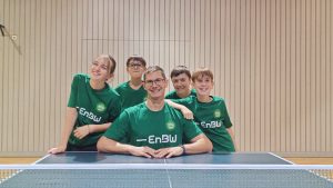 Mehr über den Artikel erfahren Energiegeladen und umweltbewusst: EnBW unterstützt TTG Unterreichenbach- Dennjächt mit neuen Tischtennis Trikots für die Jugend